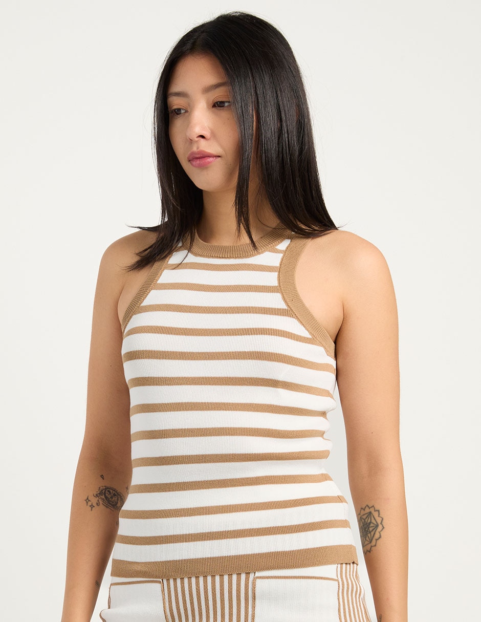 Top cuello redondo escote regular tirante delgado