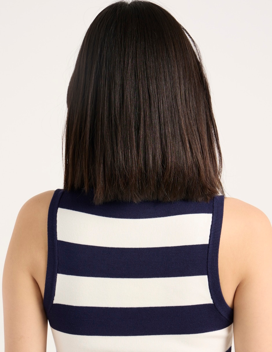 Top cuello redondo escote regular 5