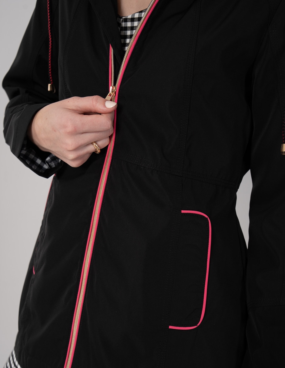 Gabardina impermeable capucha y bolsa para mujer 2
