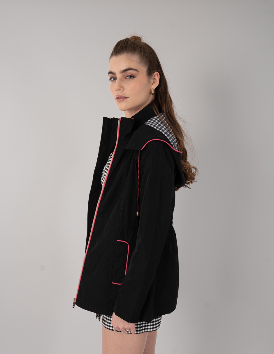 Gabardina impermeable capucha y bolsa para mujer 4