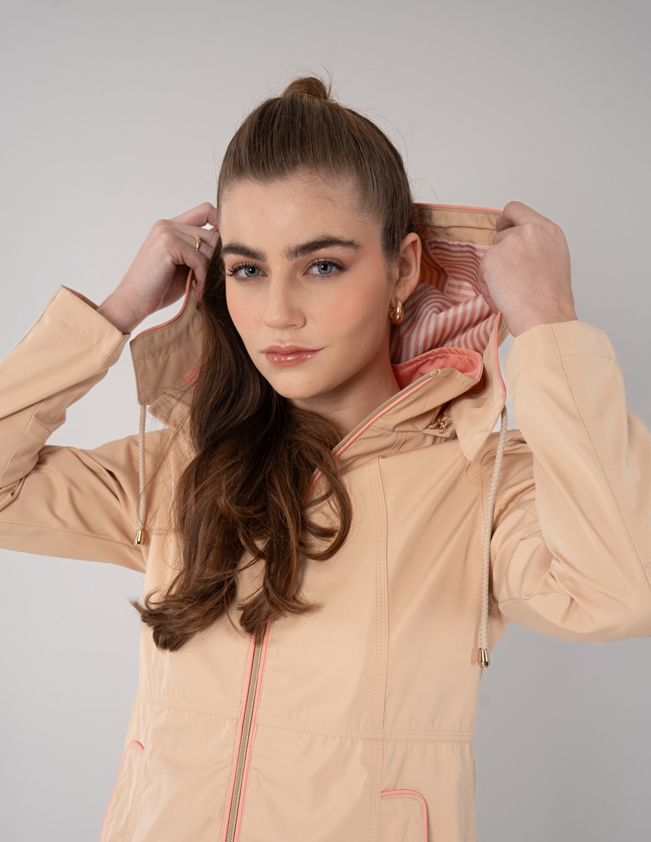 Gabardina impermeable capucha y bolsa para mujer 2