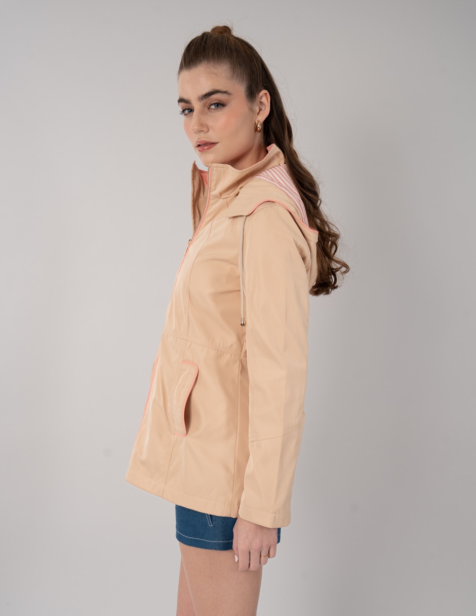 Gabardina impermeable capucha y bolsa para mujer 4