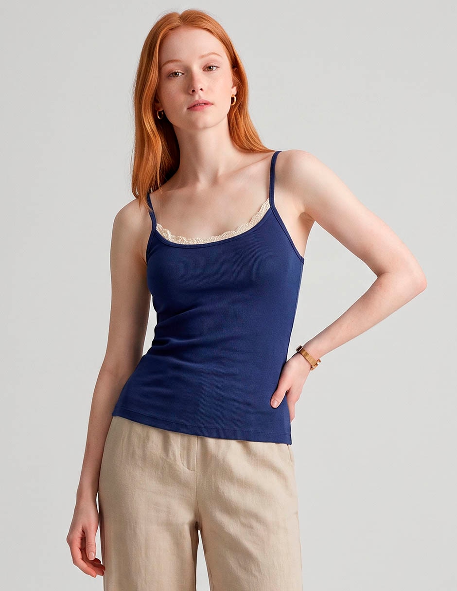 Top cuello redondo escote medio tirante delgado