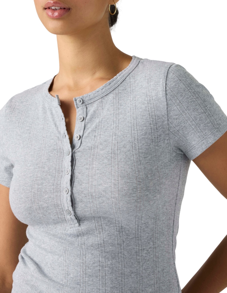 Playera manga corta cuello henley para mujer 3