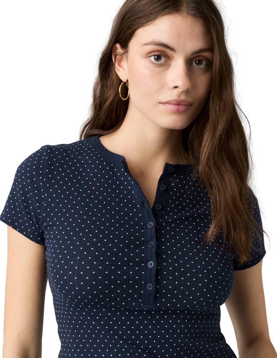 Playera manga corta cuello henley para mujer 3