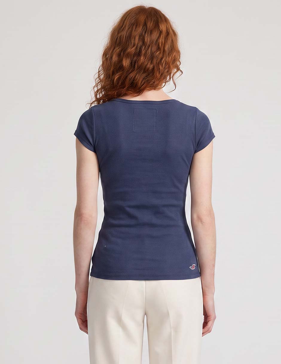 Playera manga corta cuello henley para mujer 2