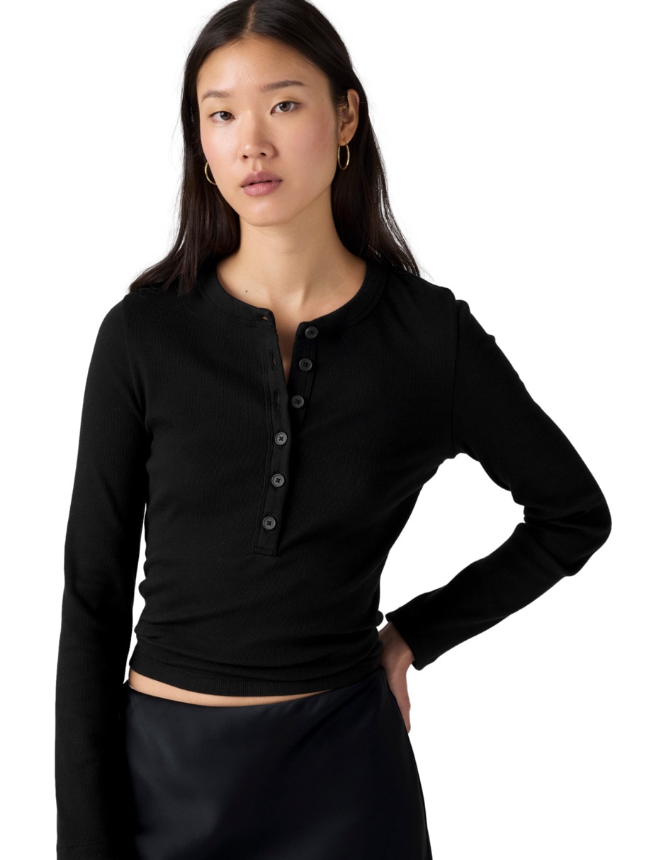 Playera manga larga cuello henley para mujer 3
