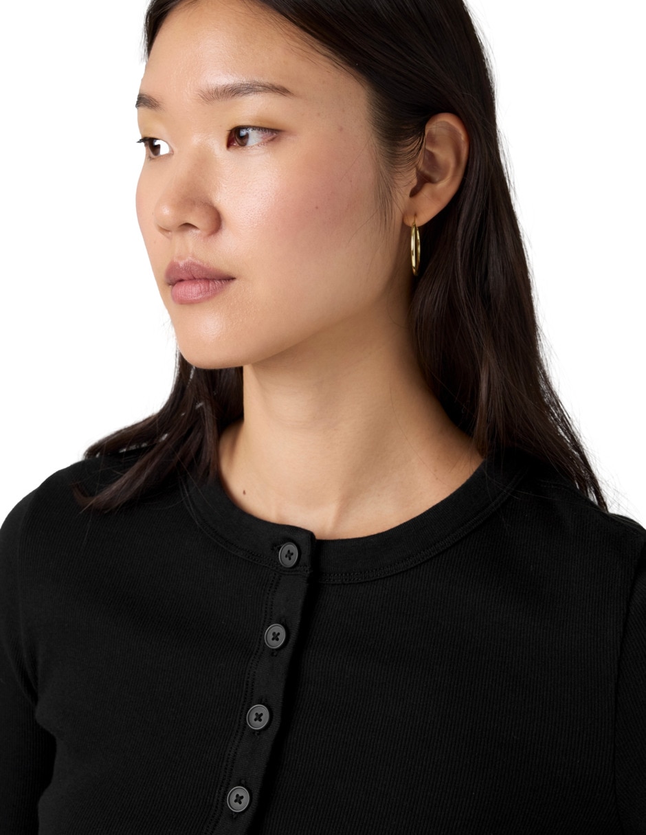 Playera manga larga cuello henley para mujer 4