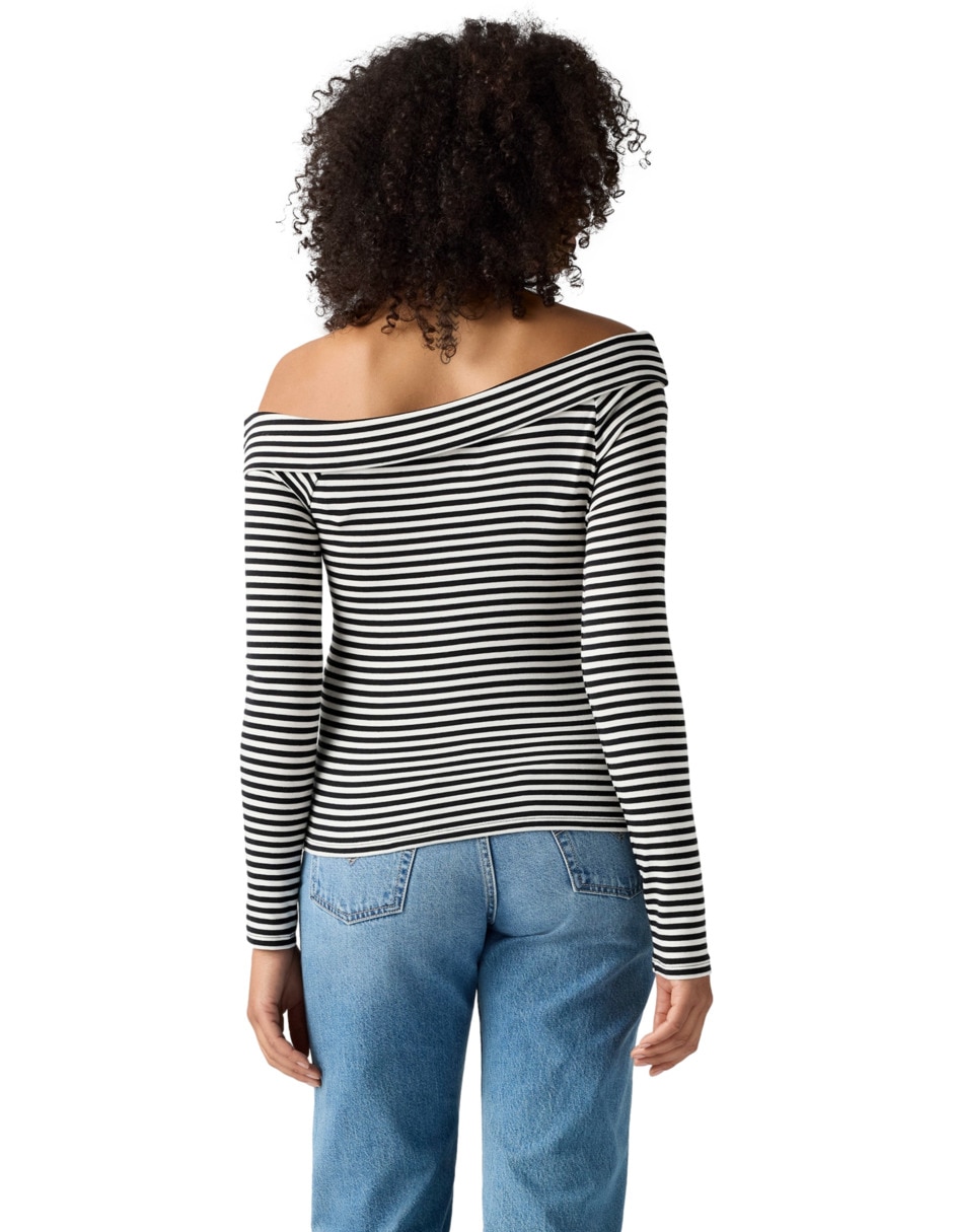 Playera manga larga cuello asimétrico para mujer 2