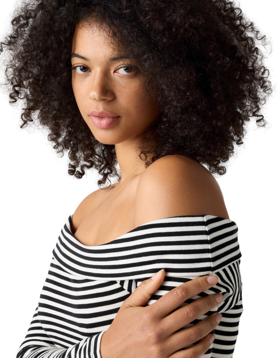Playera manga larga cuello asimétrico para mujer 4