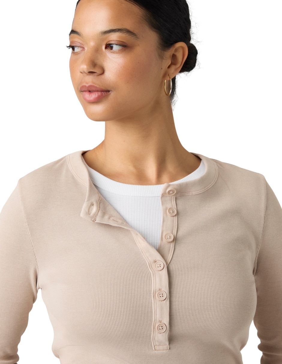 Playera manga larga cuello henley para mujer 4