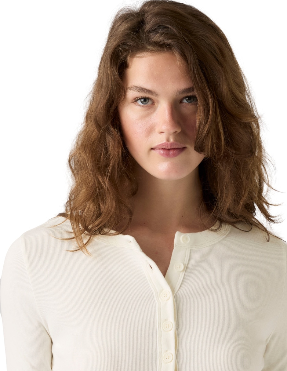 Playera manga larga cuello henley para mujer 3