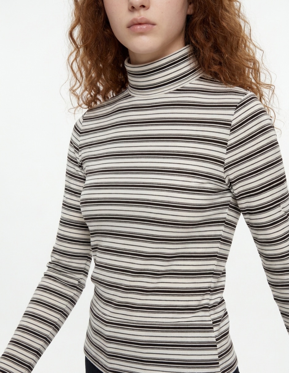 Playera manga larga cuello alto para mujer 4