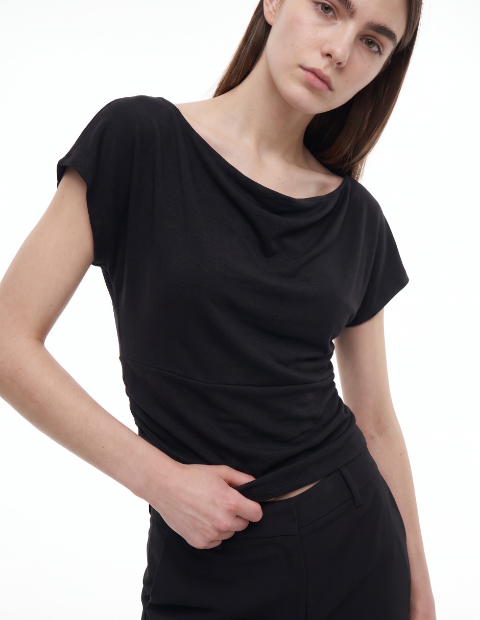 Playera manga larga cuello asimétrico para mujer 4