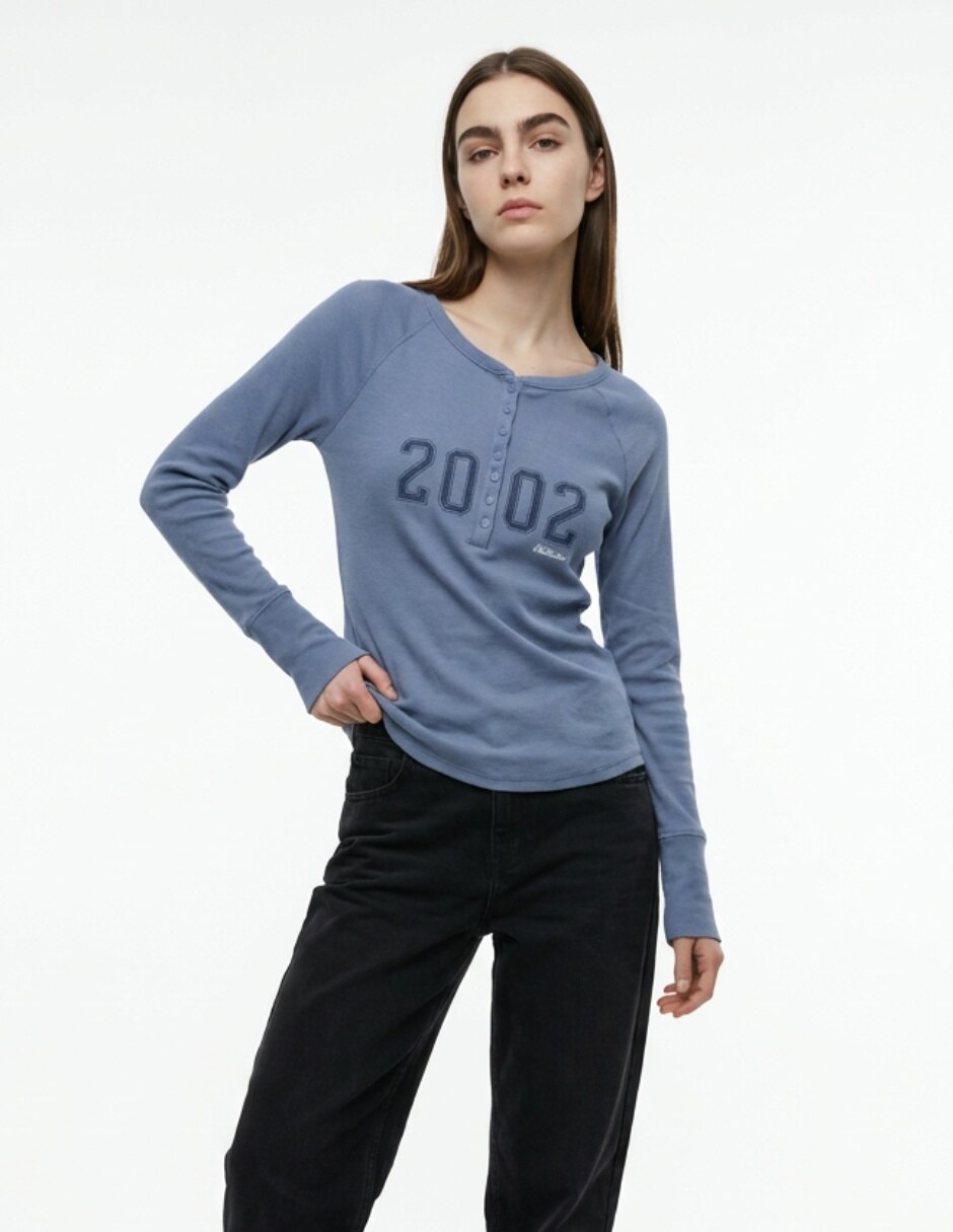 Playera manga larga cuello henley para mujer