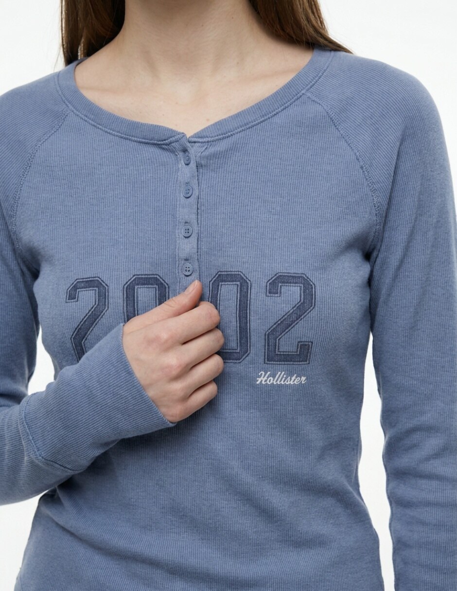 Playera manga larga cuello henley para mujer 3