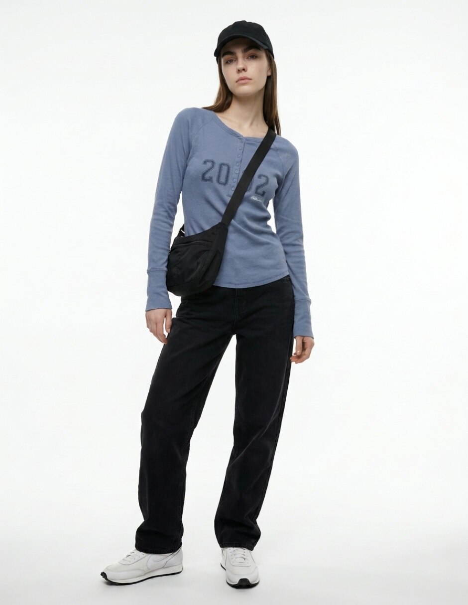 Playera manga larga cuello henley para mujer 4